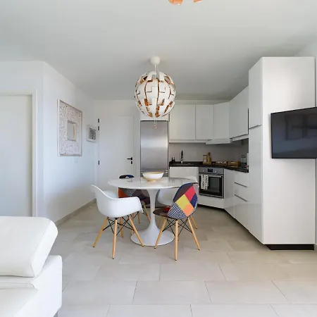 Beautiful Ocean Views - 100m From - Balcony & Pool *